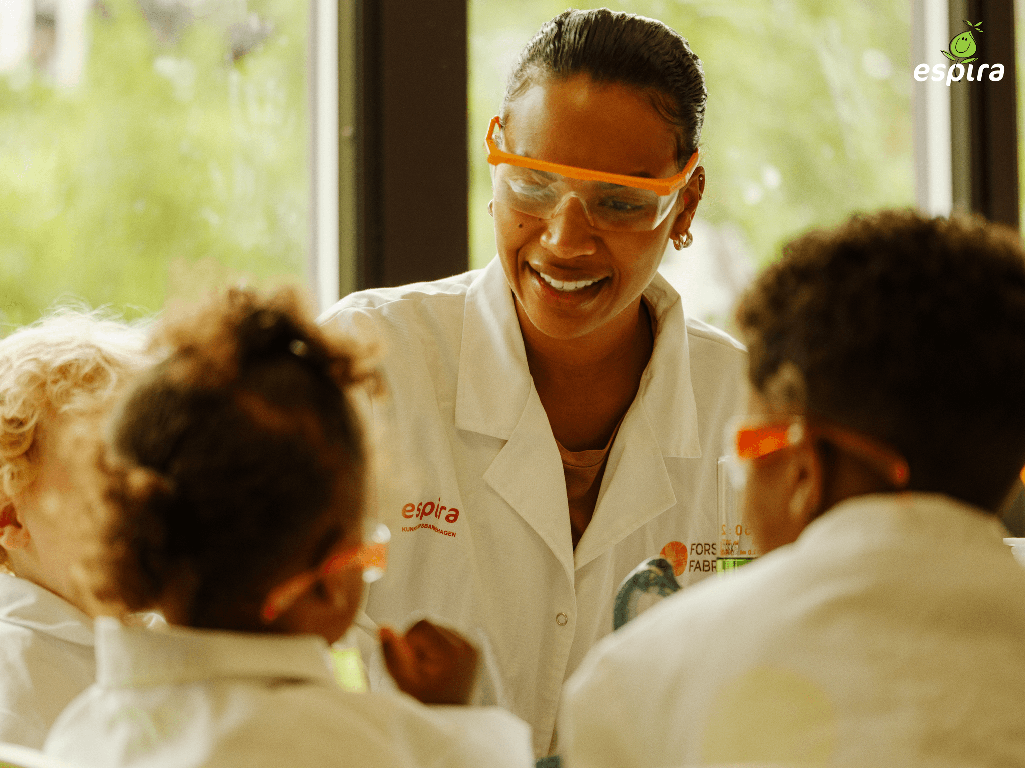 Barn som gjør realfagseksperiment i barnehagen sammen med ansatt.