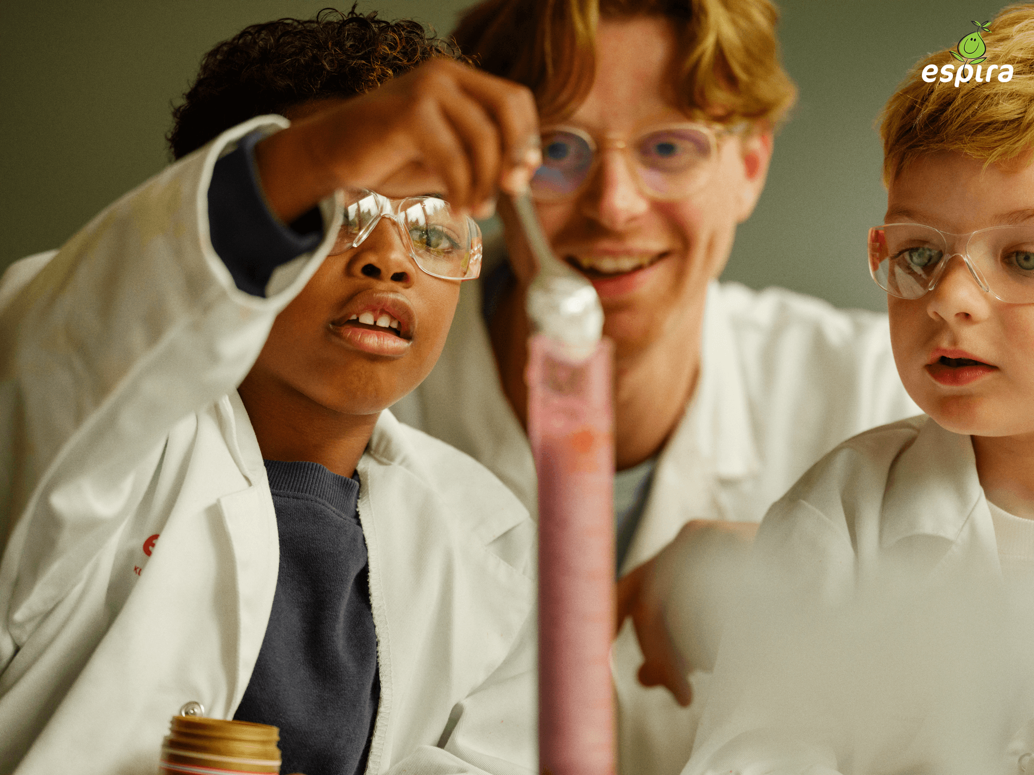 Barn som gjør realfagseksperiment